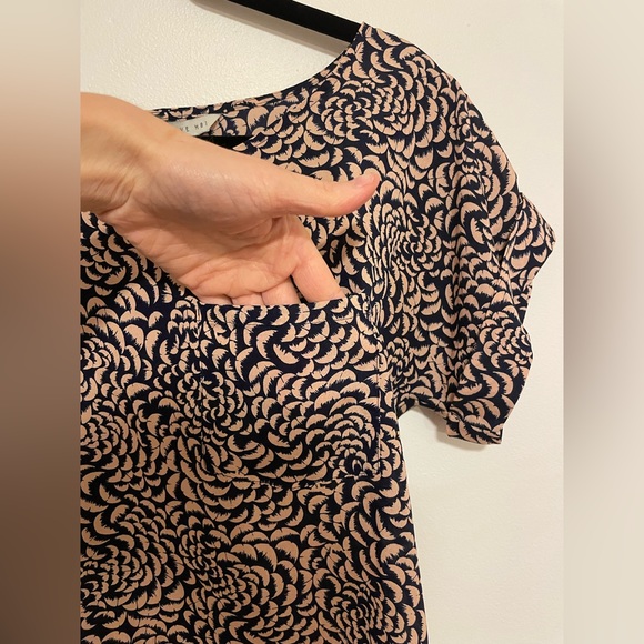 Navy/pink patterned blouse w/ cuffed sleeves and front pocket size Small - Picture 3 of 6